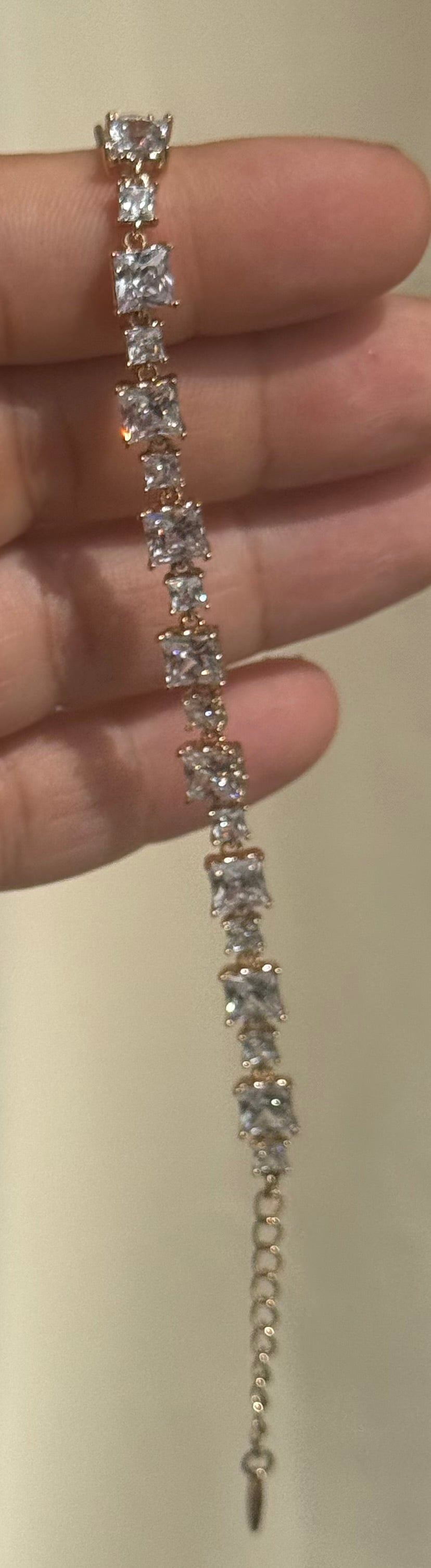 Elegant Armbånd med Firkantede Zirkonia-sten