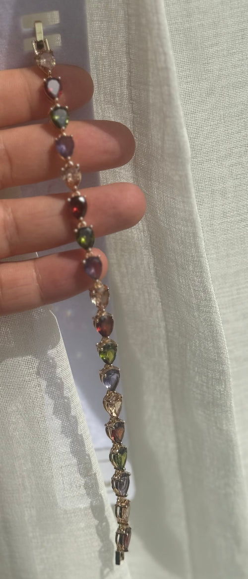 Armbånd med farvede dråbeformede zirkonia ✨
