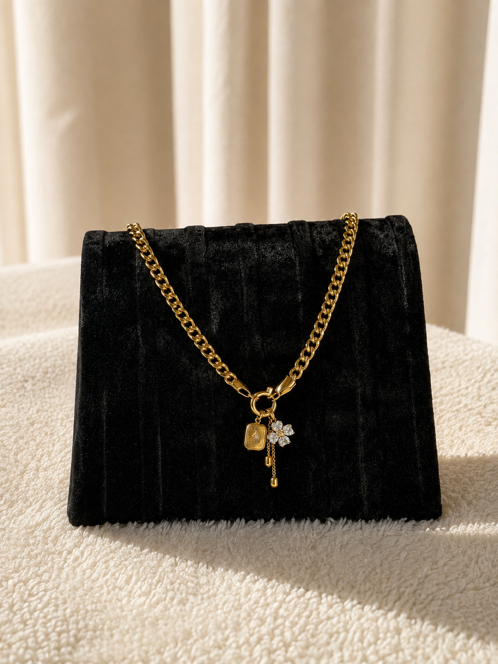 ✨ Flower Charm Halskæde ✨