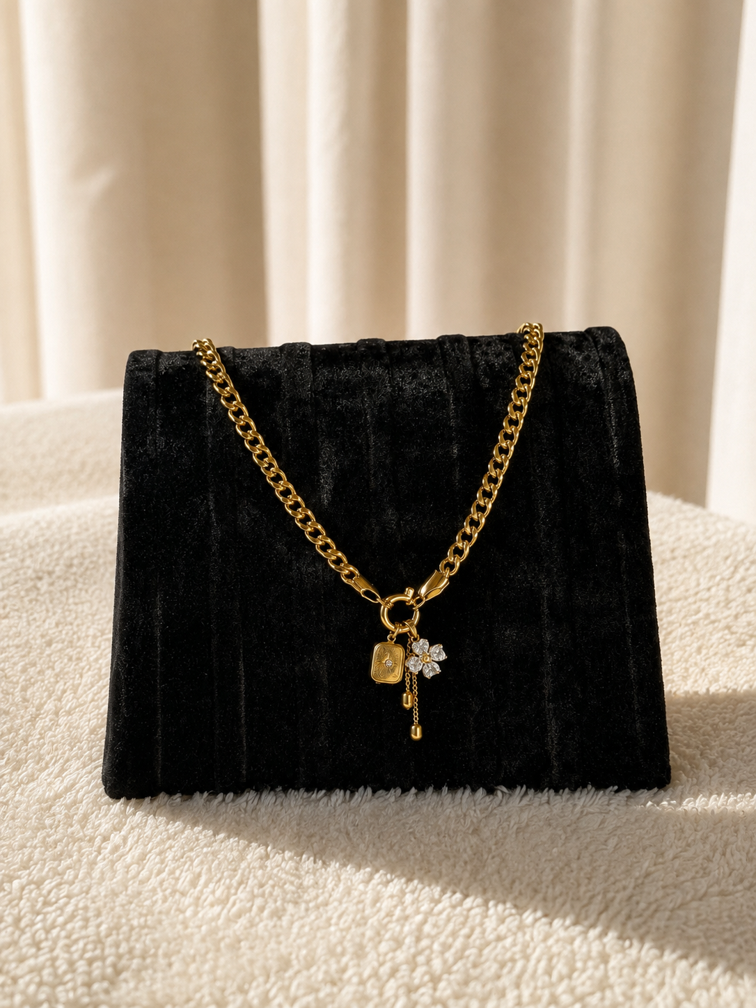 ✨ Flower Charm Halskæde ✨