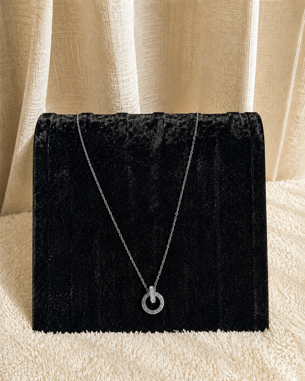 ✨ Roman Circle Zirkonia Halskæde – Sølv ✨