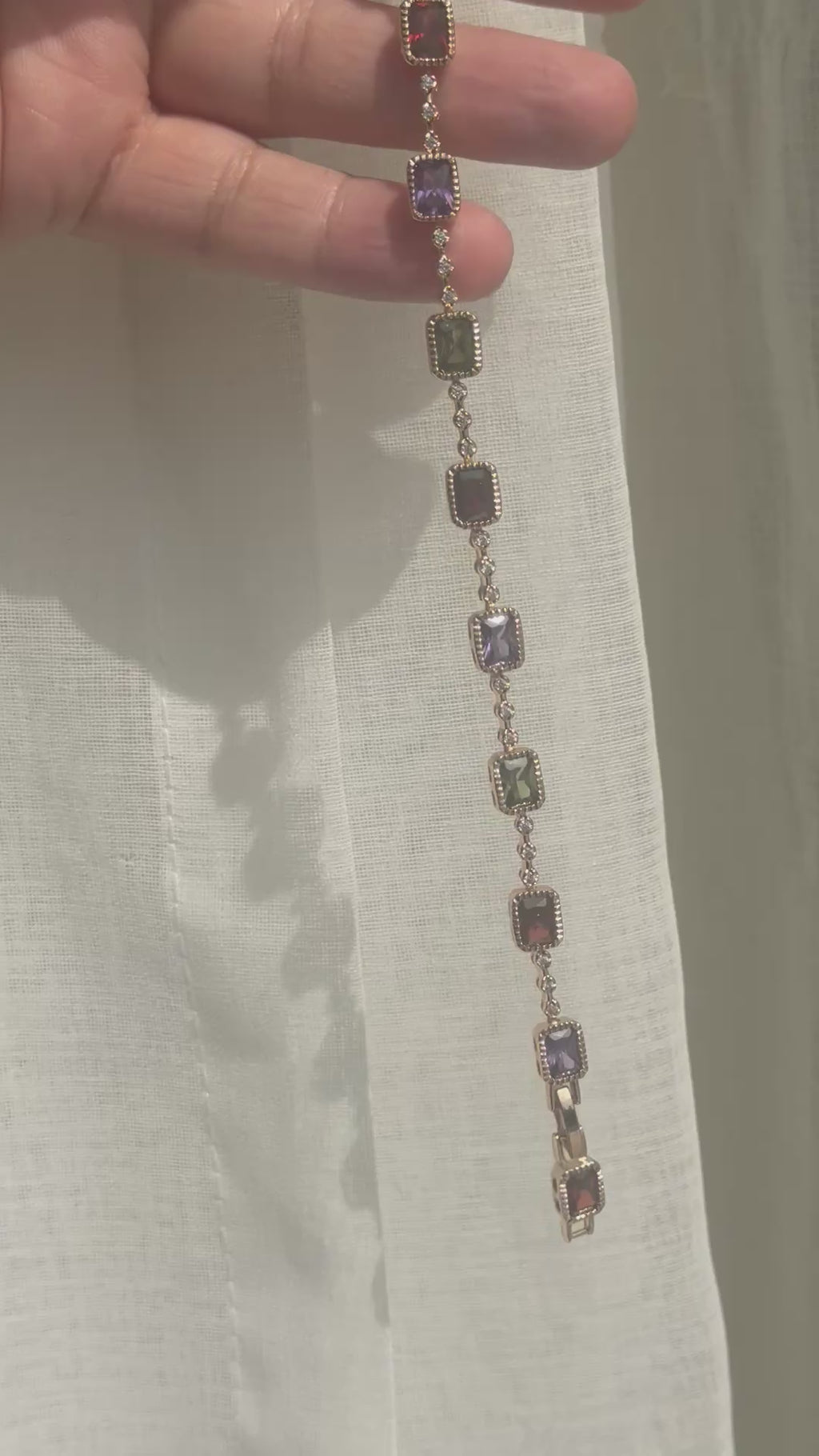Armbånd med farvede firkantede zirkonia ✨